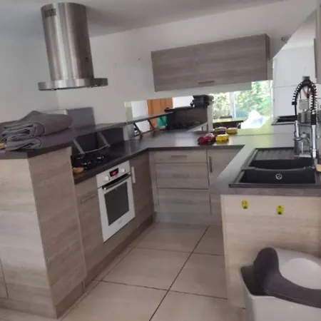 Spacious 85 M House A Few Steps From The Sea
